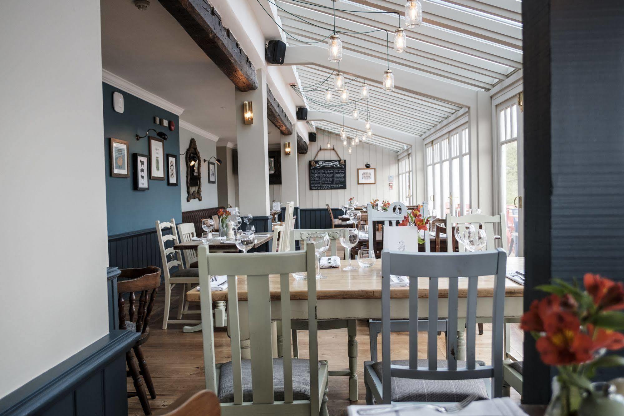The Swan Hotel Staines-upon-Thames Esterno foto