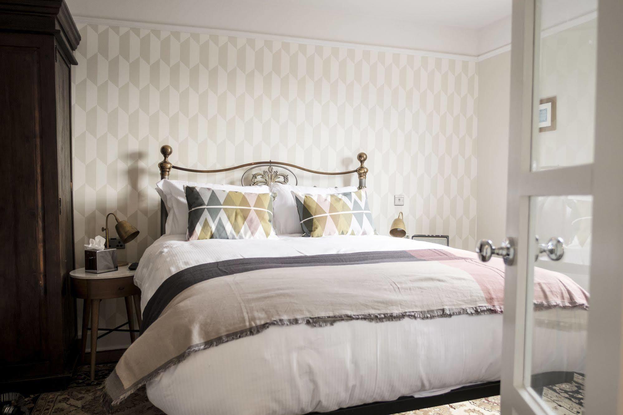 The Swan Hotel Staines-upon-Thames Esterno foto